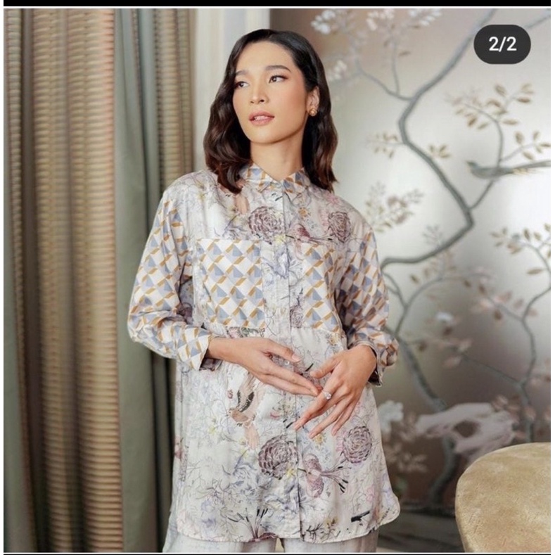 size mBenang Jarum Buttonscarves x Raisa Wonderful Harmony Shirt With Pocket Cream size m