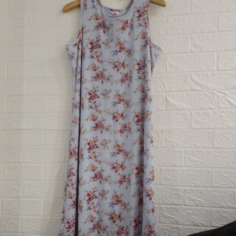 Dress biru muda motif bunga tanpa lengan panjang