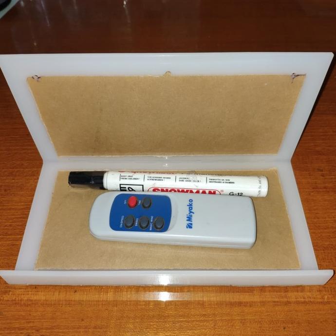 

Akrilik tempat remote gantung/penghapus/spidol