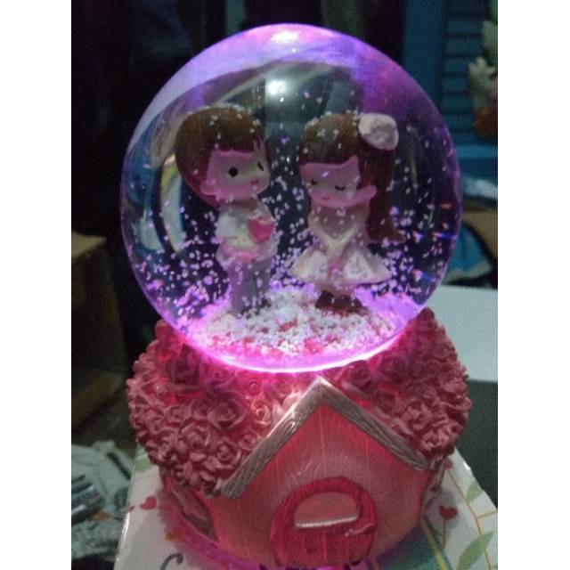 Kotak musik couple / bola crystal salju musik / hadiah unik romantis snow globe