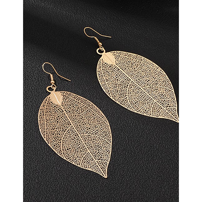 LRC  Anting Gantung Fashion Alloy Leaf Earrings D27967