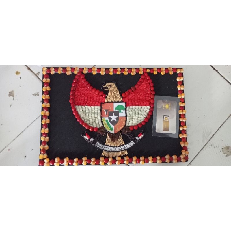 Kolase Garuda Dengan Alas Kanvas Limited