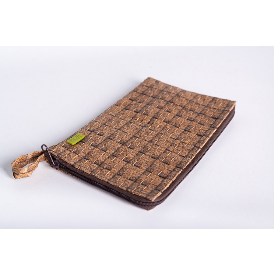 Clutch Wanita &quot;Zip Clutch With Handle in Warm Wood&quot;