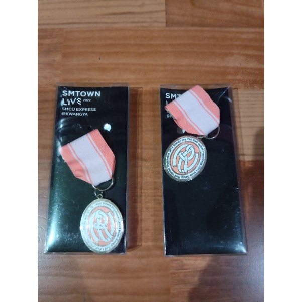 (BOOKED) emblem badge red velvet irene wendy official