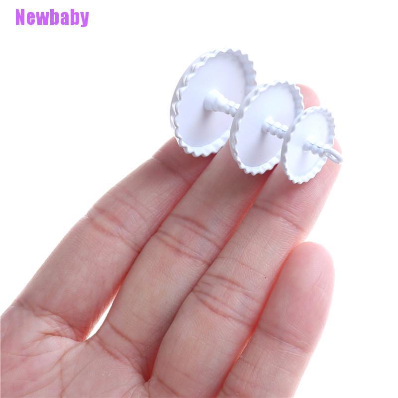 (Newbaby) 1pc Miniatur Rak Snack / Dessert 3 Tingkat Bahan Metal Warna Putih Untuk Rumah Boneka 1 / 12