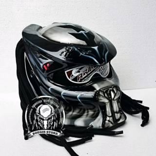 Helm predator black silver