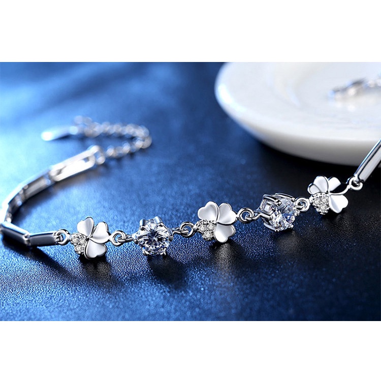 Gelang Bahan 925 Silver Plated Aksen Zircon Bentuk Clover Untuk Wanita