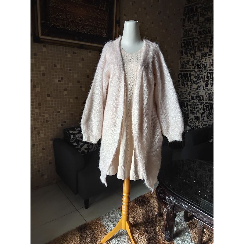 Long Outher Rajut Bulu-Bulu Lengan Balon Brand by  E Hyphen World Gallery