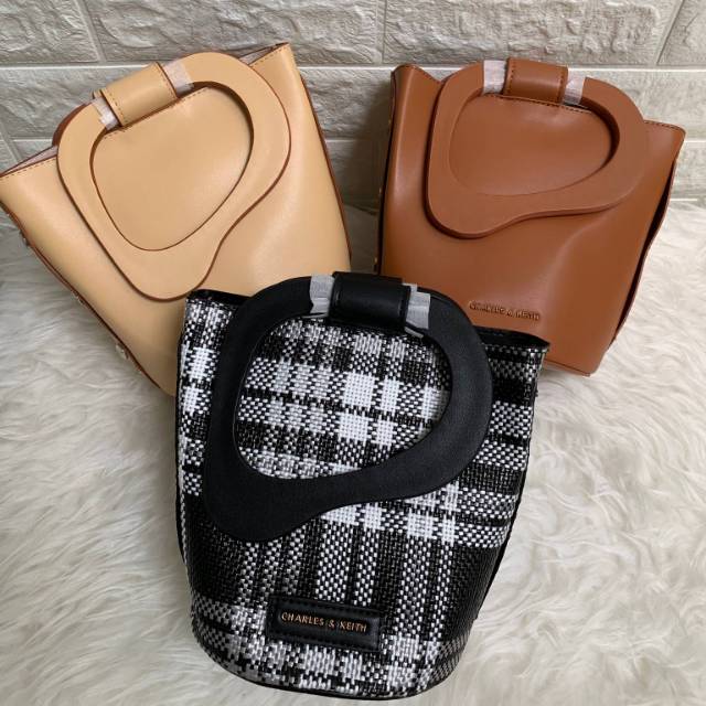 CHARLES AND KEITH SCULPTURAL HANDLE WOVEN BUCKET BAG / TAS WANITA