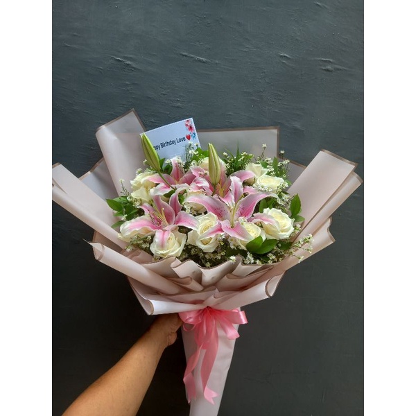 hand bouquet mawar putih lili ping