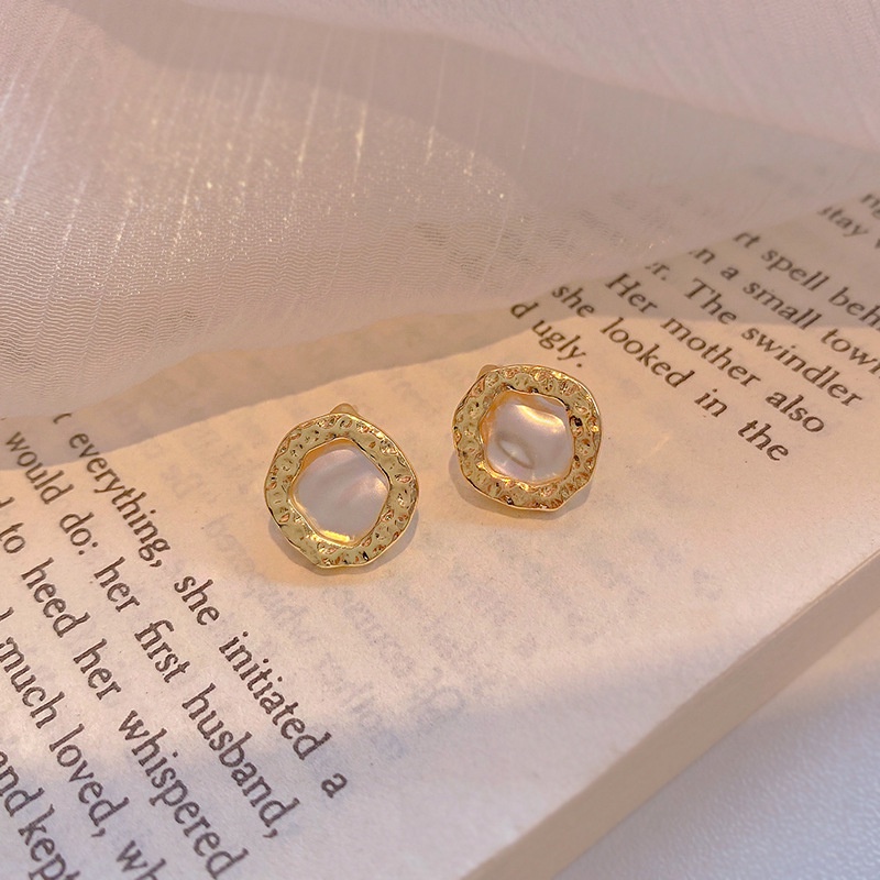 Anting Tusuk Gantung Bulat Asimetris Aksen Mutiara Imitasi Gaya Vintage Korea Untuk Wanita