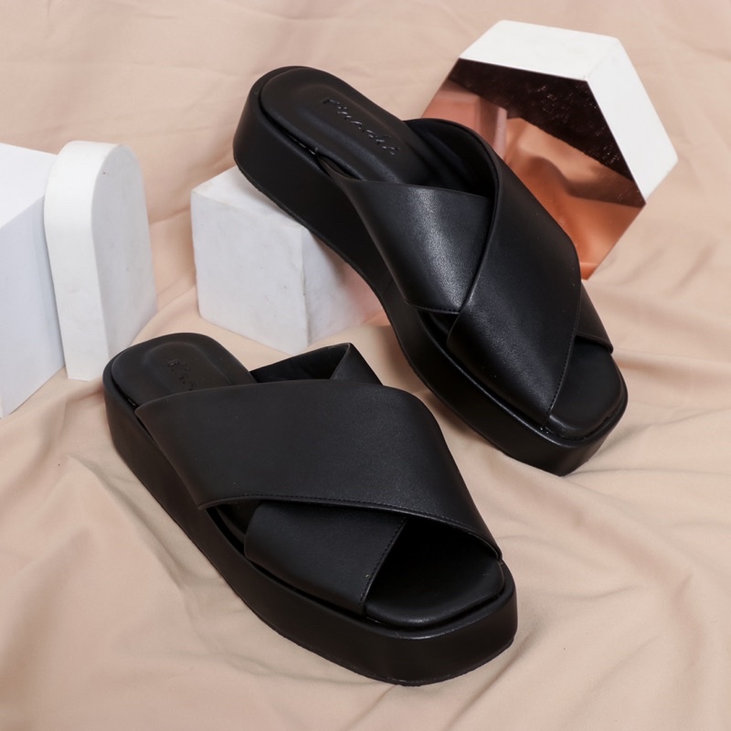 Sandal Slip On Wanita TINOCHI Xilly