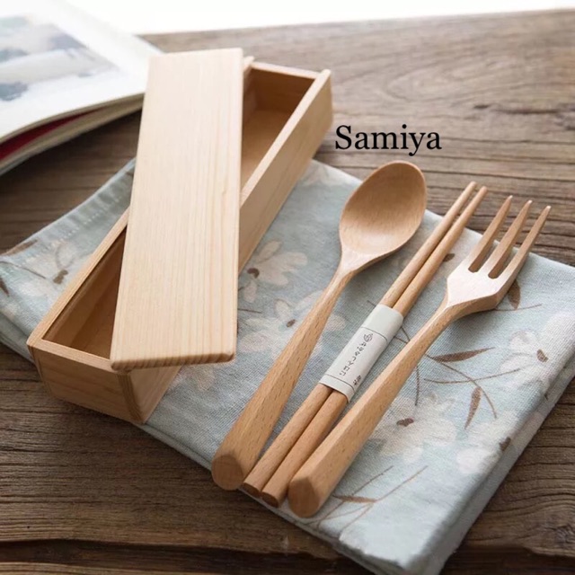 Paket alat  makan  set sendok garpu sumpit kayu  dengan kotak 