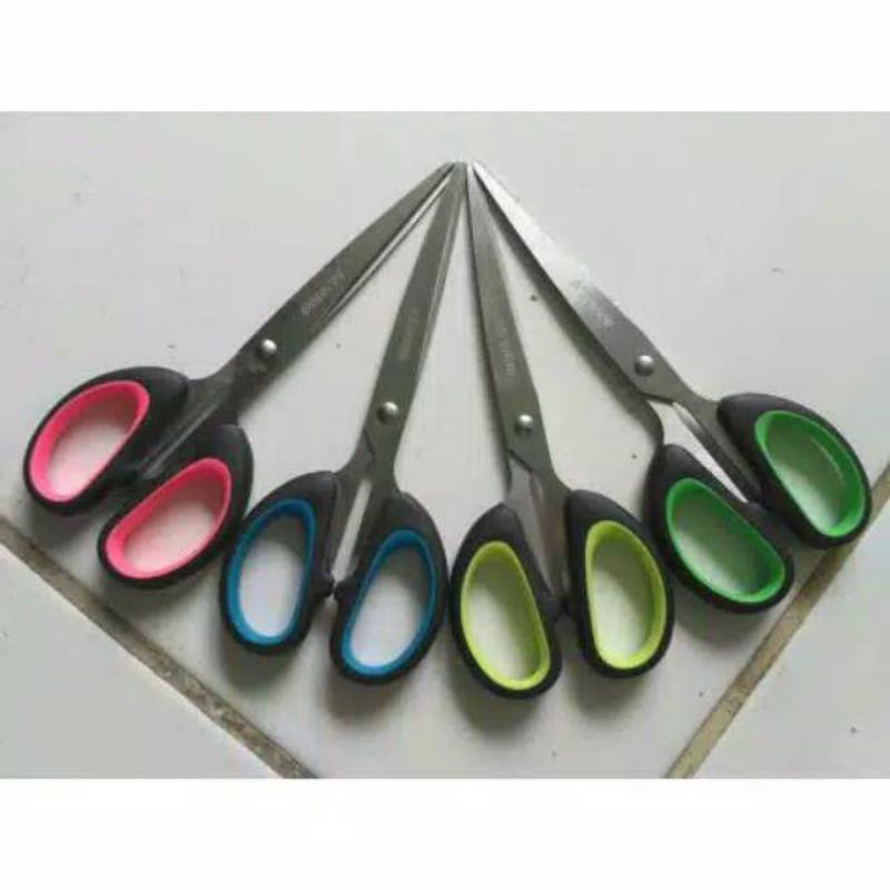 

1pcs Gunting M2000 ukuran sedang