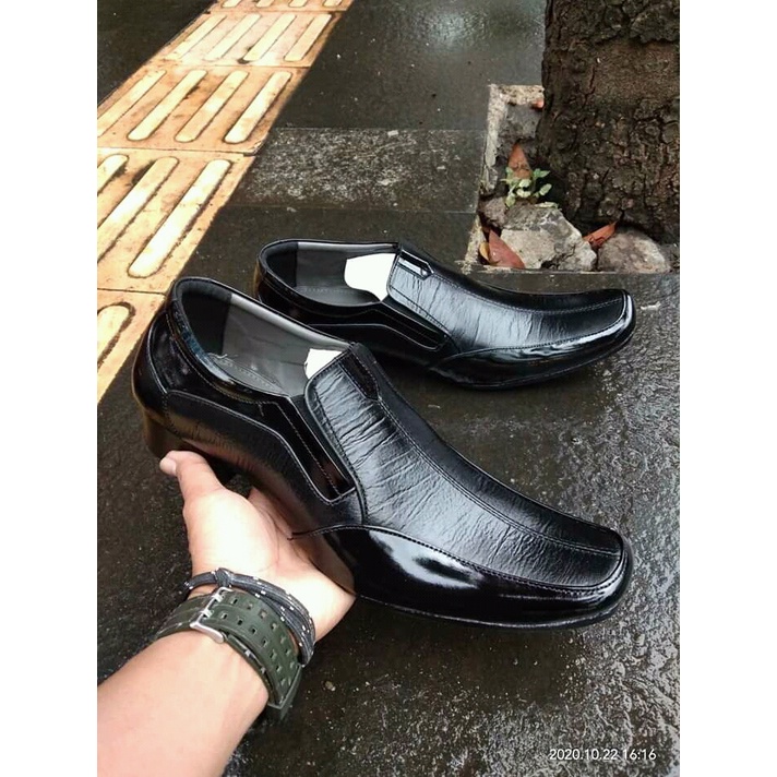 Sepatu pentofel kulit