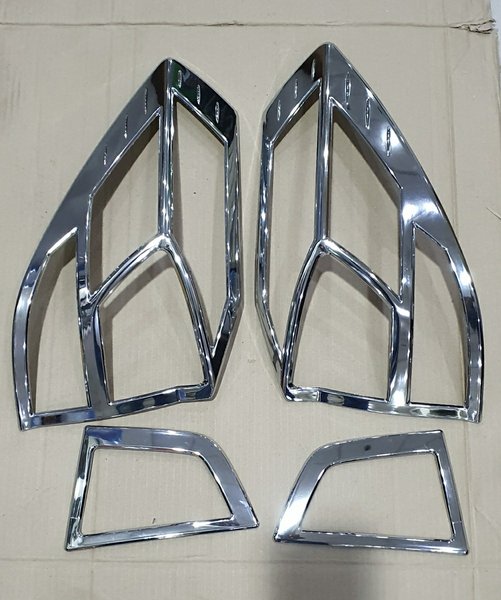 Garnish lampu chrome lampu belakang Mobilio.