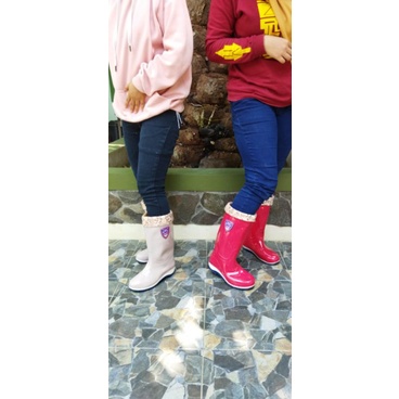 Sepatu Boots Wanita Anti Air / Sepatu Boots Hujan Low Heels Bahan Karet Untuk Wanita/AP BOOT/SEPATU BOOT BUT WANITA PRIA PEREMPUAN IMPORT LENTUR KEBUN PASAR LADANG TAMAN ANTI AIR HUJAN BANJIR BELING KEONG BENDA TAJAM