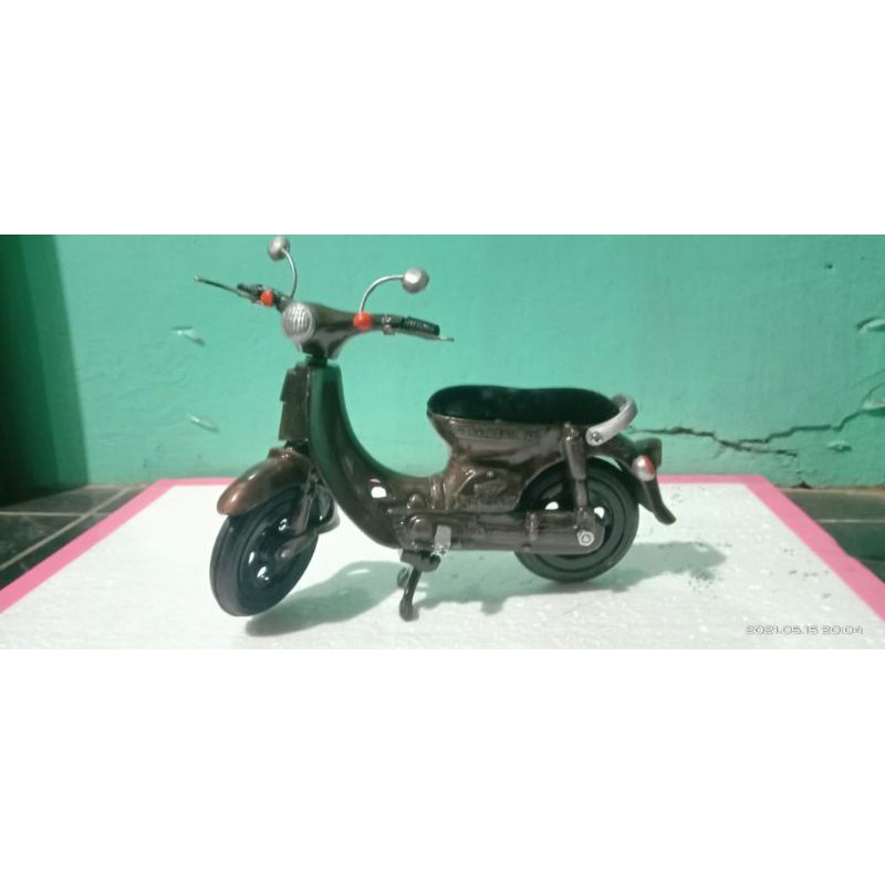 miniatur motor Honda klasik