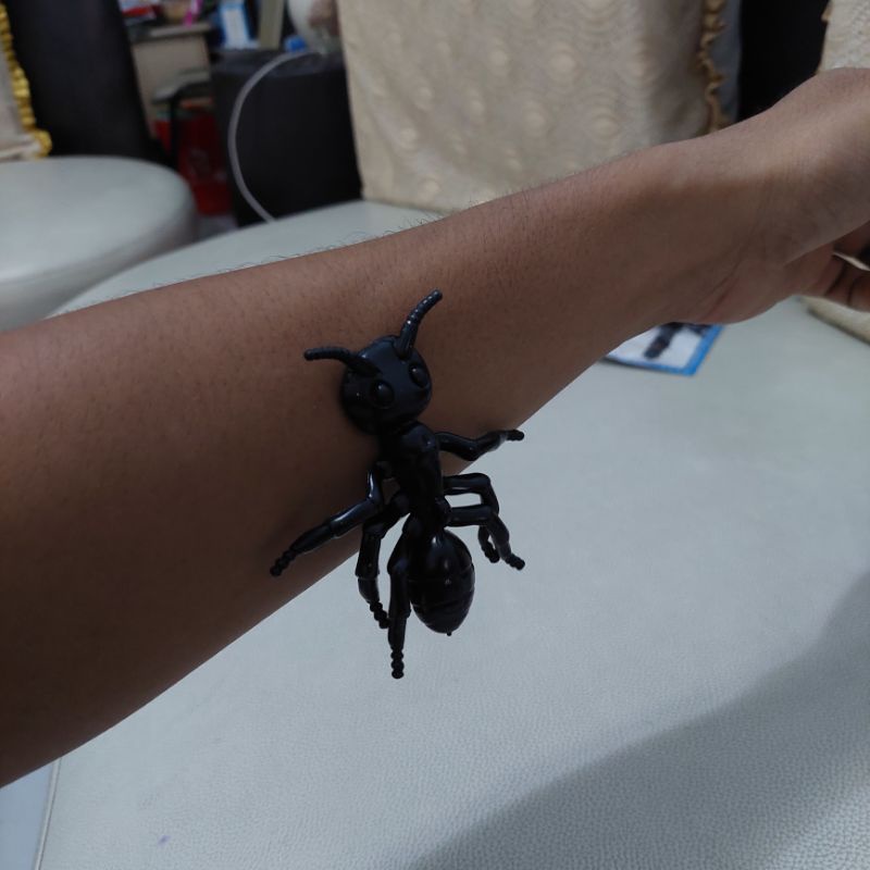 mainan prank gigit semut jumbo lentur seperti hidup asli - semut jumbo hitam