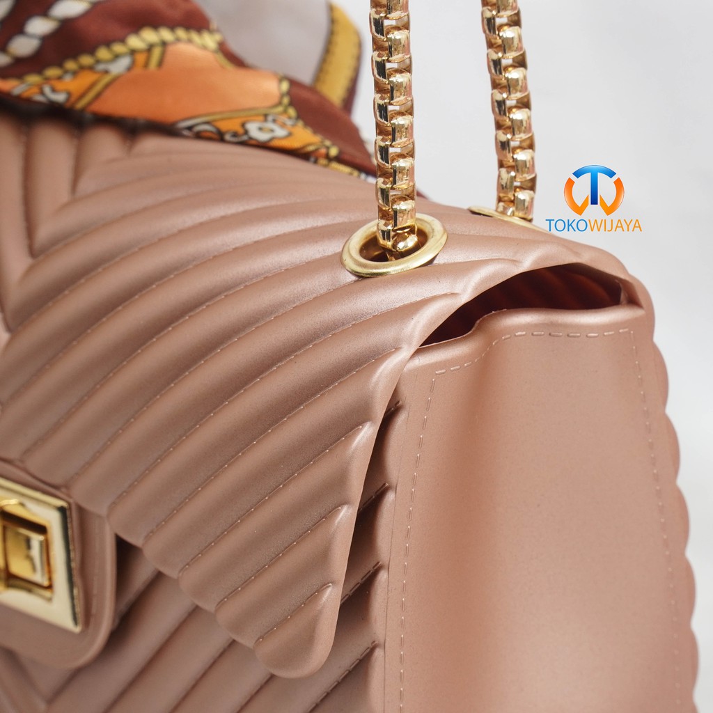 Tas Jelly Matte Salur Size 18 Cm Rantai Gold (Gratis Boneka &amp; Syal)