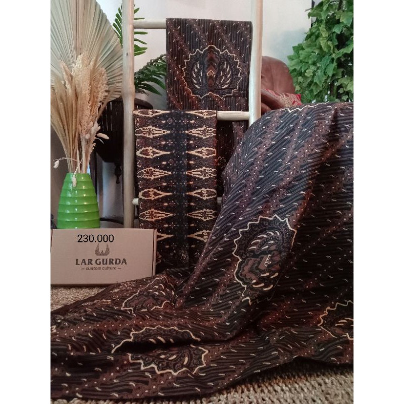 Sarung batik tradisional LAR GURDA