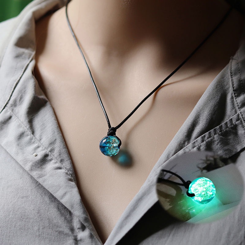 Kalung Rantai Dengan Liontin Batu Kaca Luminous