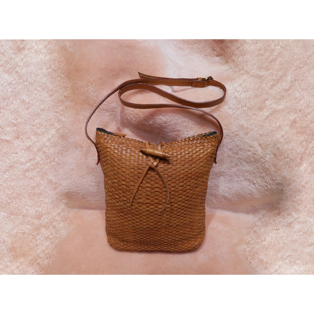 Tas Kulit Slempang Anyam Berdiri