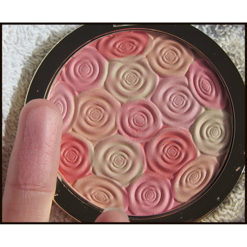 MILANI Illuminating Face Powder - Beauty Touch