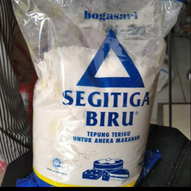 

Tepung terigu segitiga biru 1 kg