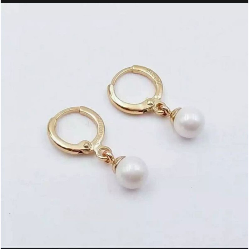 Anting gantung mutiara