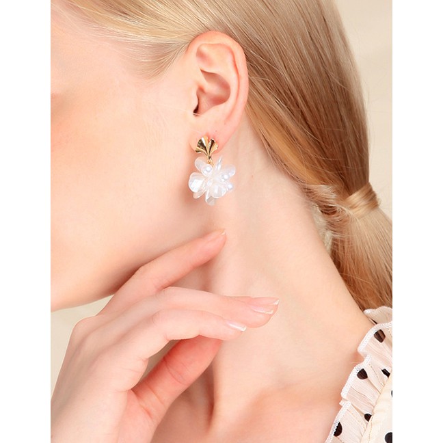 LRC Anting Tusuk Fashion Gold 925 Sterling Silver Flower Pearl Earrings D03273