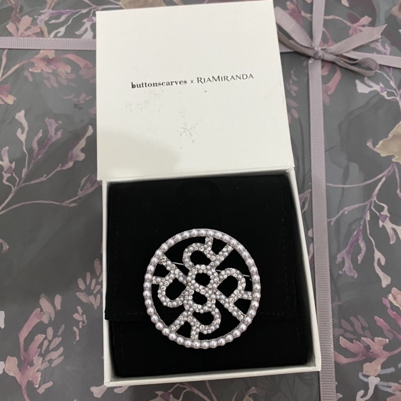 Xanadu Round Pearl Brooch Buttonscarves X RiaMiranda