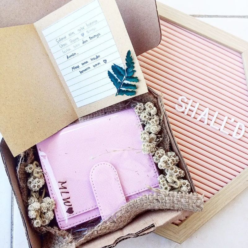 

Packing Dus / Hampers / Bungkus Kado / Kartu Ucapan