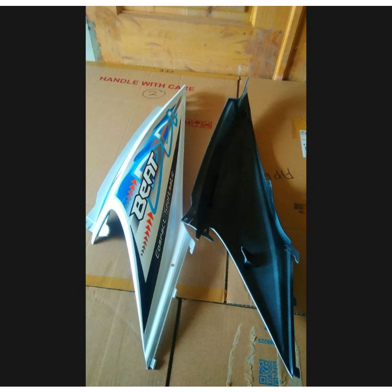 body belakang Beat karbu putih + stiker striping