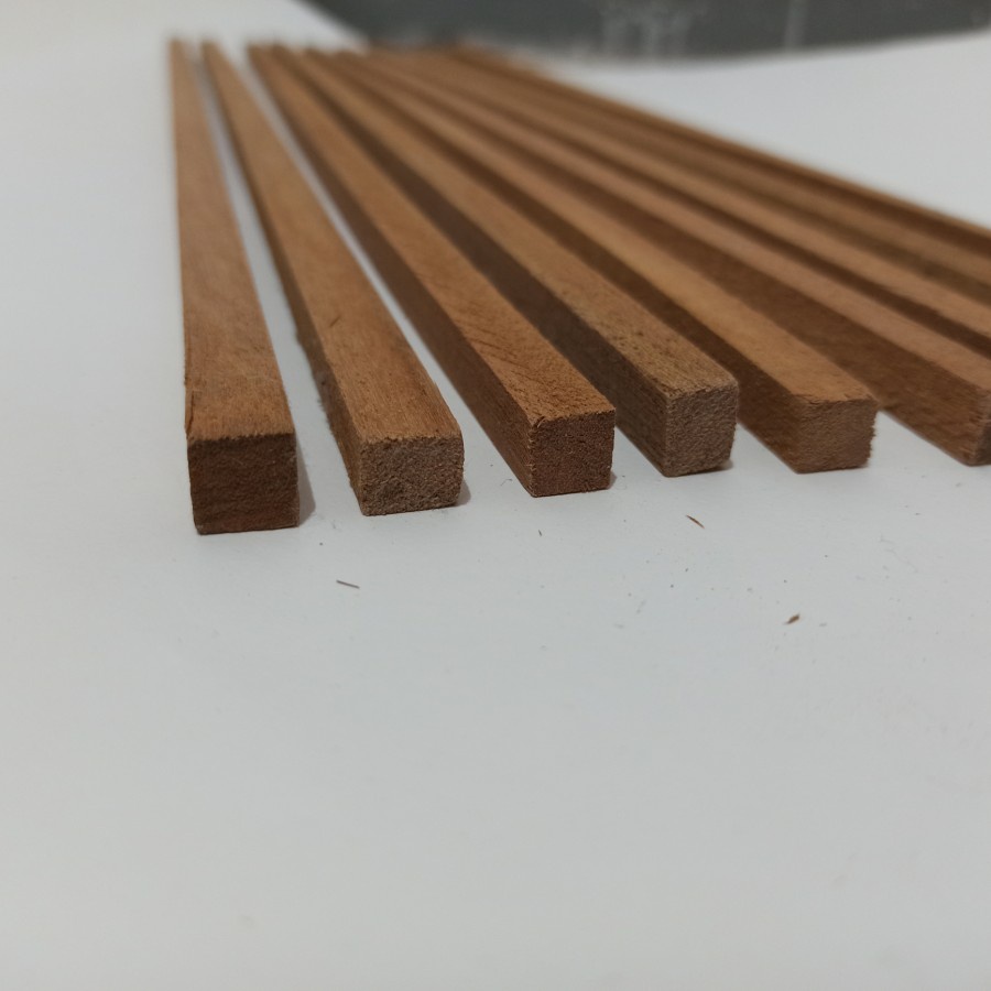 Lis Kayu 0,5x0,5cm Panjang 130cm, Lis Kayu 5x5mm