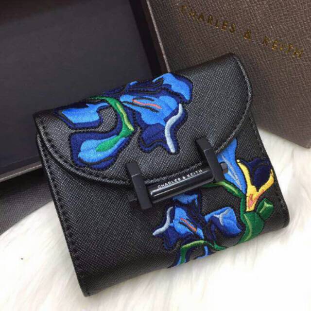 Dompet Charles and Keith Bordir