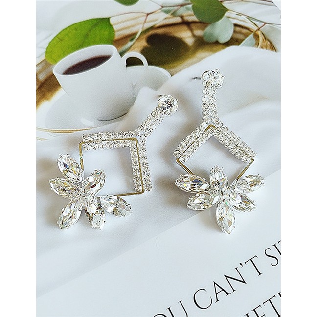LRC Anting Tusuk Fashion White Alloy Flower Crystal Diamond Gemstone Earrings D28730