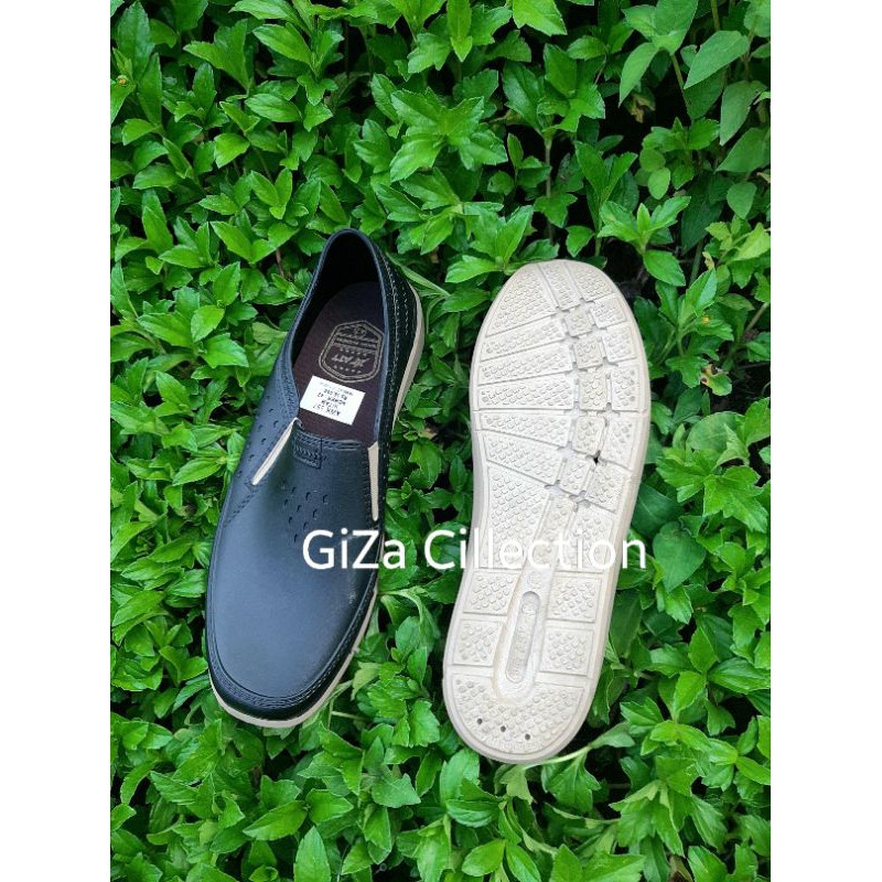 Pantofel Pria Sepatu Pria Anti Air Terbuat Dari Karet Elastis Tanpa Sambungan Ringan Awet