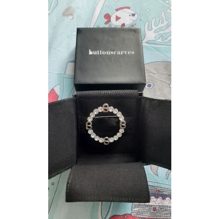 Buttonscarves Anna Round Brooch