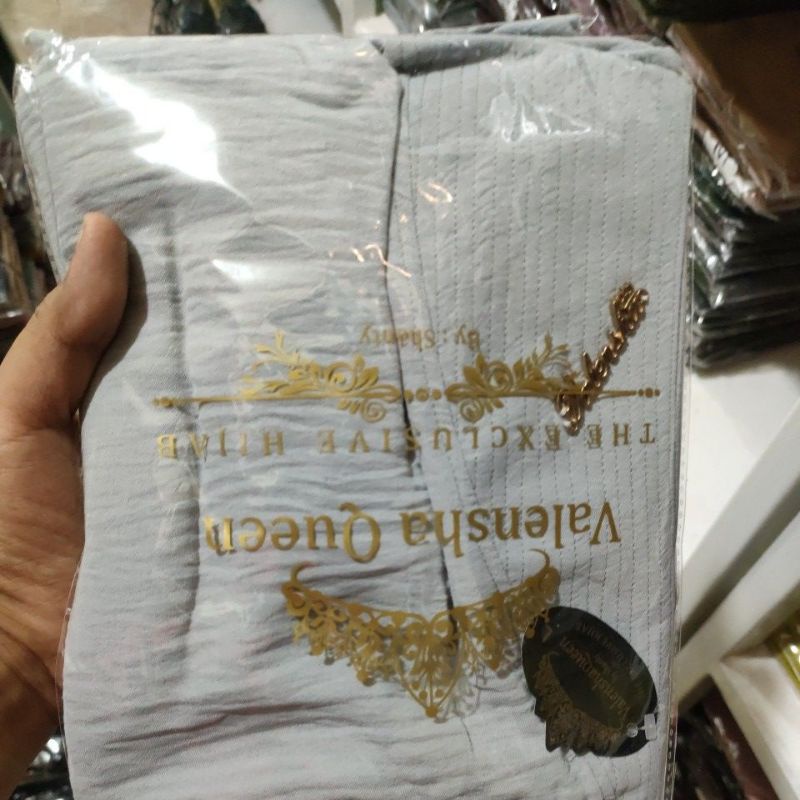 KHIMAR CRINKLE TANPA TALI ORIGINAL VALENSHAQUEEN HIJAB BAHAN RAYON CRINKLE AIRFLOW PREMIUM/KERUDUNG TERBARU DAN TERMURAH ORI VALENSHAQUEEN JILBAB TERLARIS IKKA MEMEI-Grey