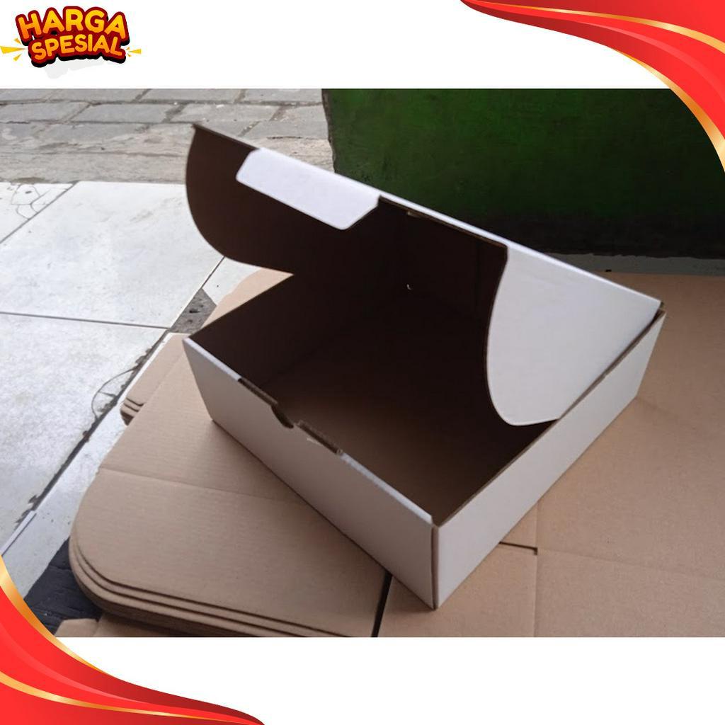 

KHUSUS Kardus Putih Polos Ukuran 2x2x1 ECER Kotak Peking Kotak Makanan Hampers