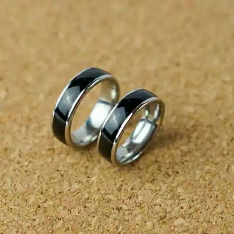 4s Grosir Solo || Cincin Titanium Hitam dengan Garis Silver Anti Karat dan Luntur cocok utk Pria dan Wanita