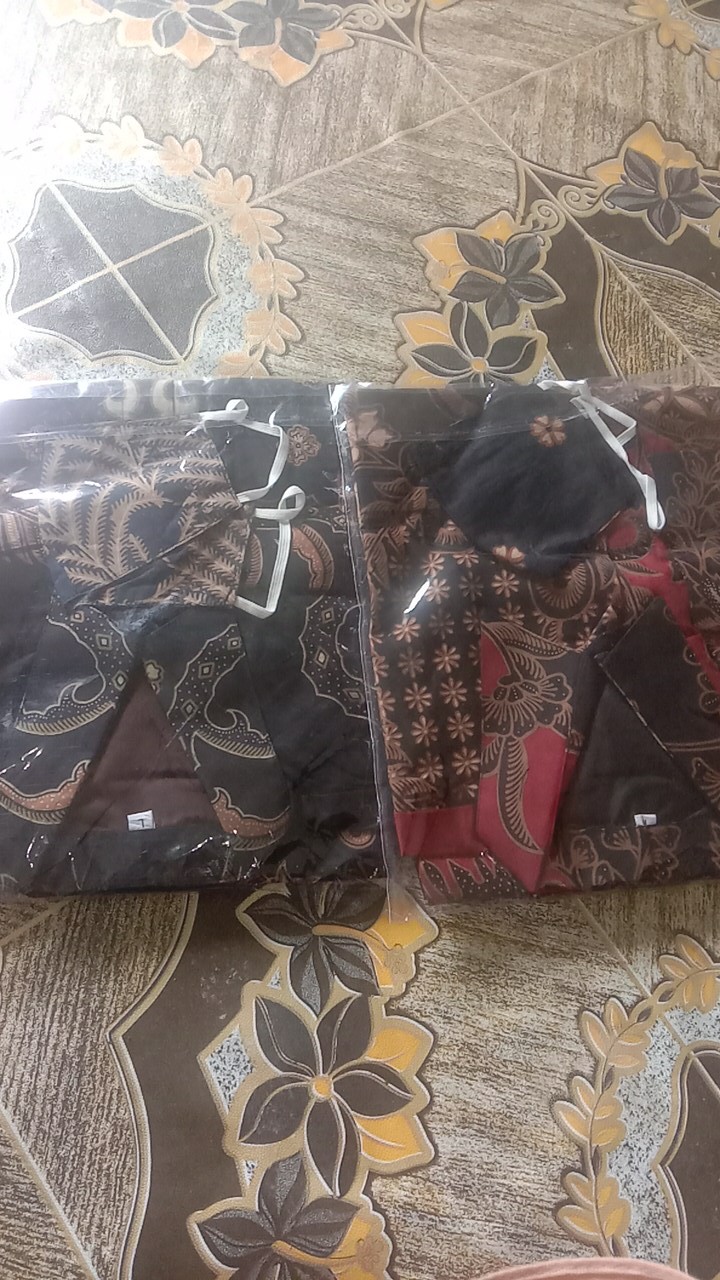 Kemeja Batik Pria Lengan Panjang Lapis Furing Hitam Merah Hijau Krisna