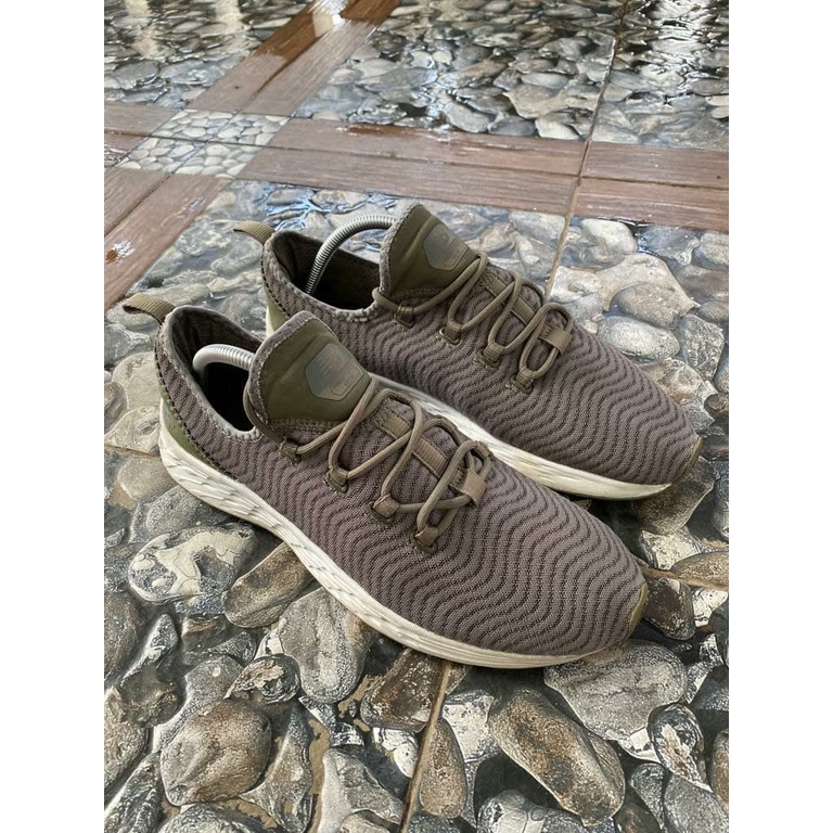 Sepatu sneakers new balance running thrift second branded original Ukuran 42 insole 27 cm sepatu sec