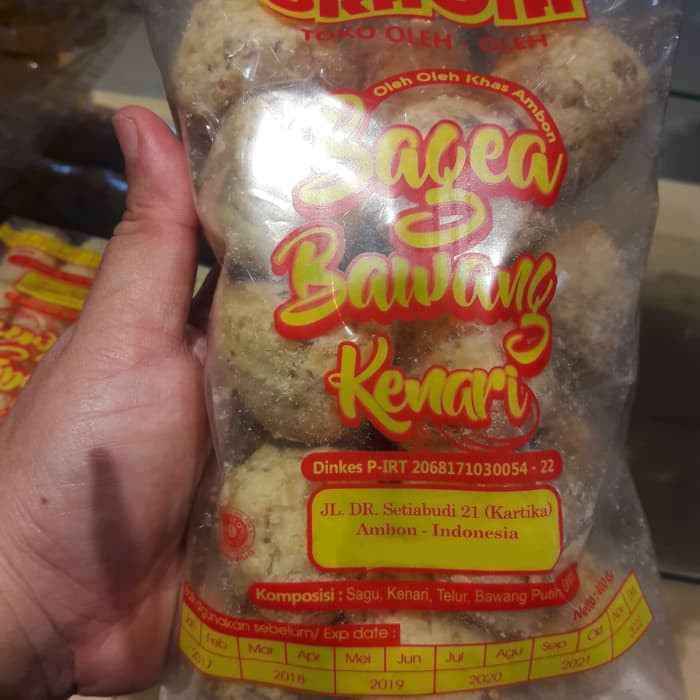 

Gracia Bagea Kenari Rasa Bawang Putih jajanan Kue Kering Khas Ambon