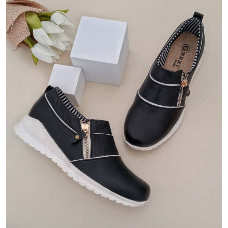 Sepatu Slip On Wanita