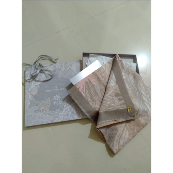 preloved buttonscarves nusantara mountain
