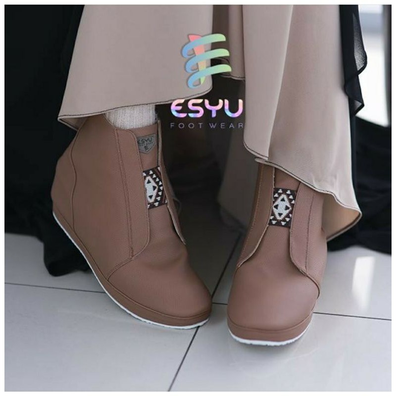 Esyu footwear