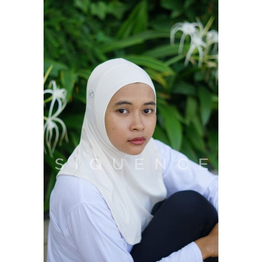 Siquence Motion Hijab Ivory - Kerudung Olahraga Sports untuk Wanita dengan Slot Earphone