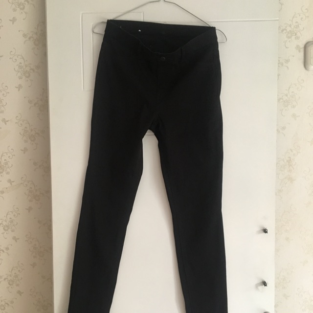 CELANA HITAM UNIQLO